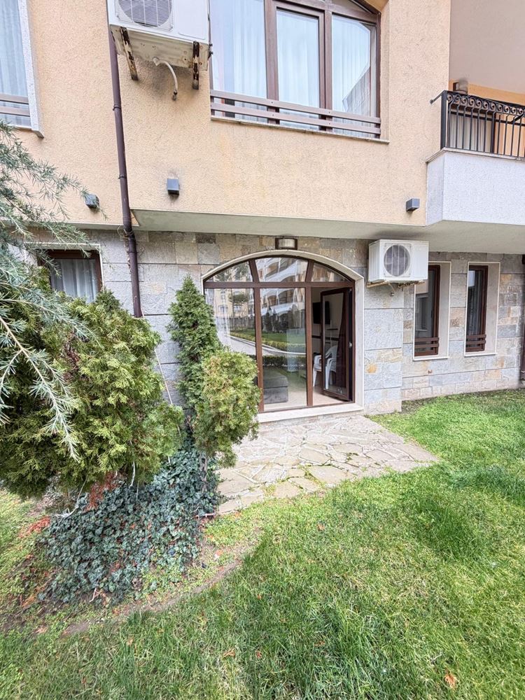 Просторен тристаен апартамент с директен излаз към собствен двор в Слънчев бряг – комфорт, лукс и уют