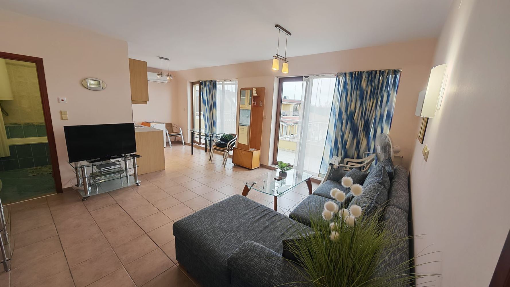 Просторен тристаен апартамент на последен етаж в Слънчев бряг — комфорт, стил и зелена хармония край морето