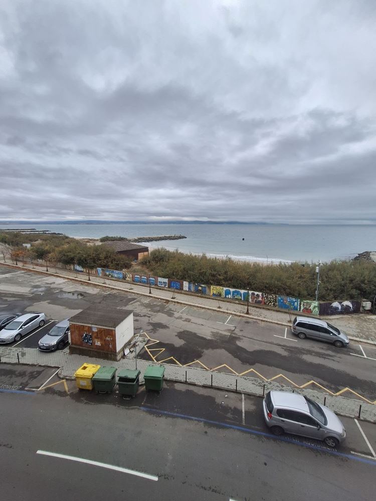 Двустаен апартамент на първа линия море с панорамна гледка и просторна тераса  