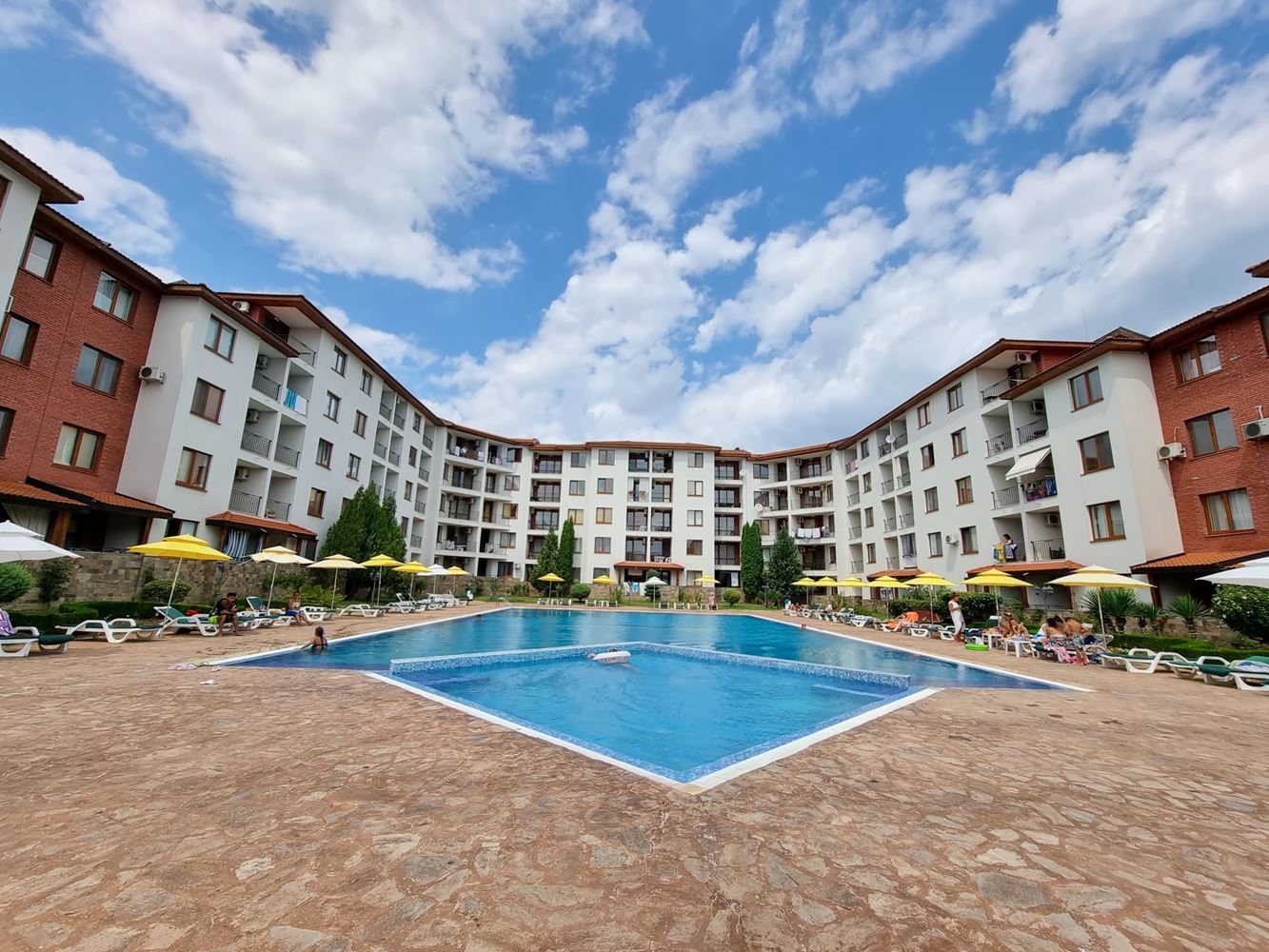 Апартамент с две спални и изглед към басейна в Несебър – простор, комфорт и отлична локация на 300 метра от морето