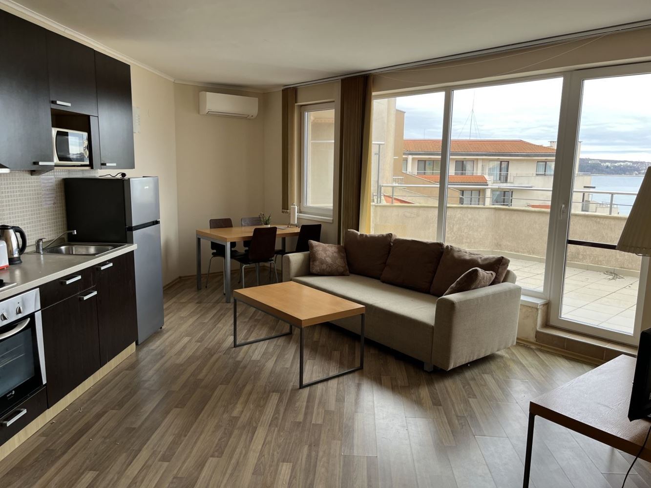 Обзор - обзаведен двустаен апартамент на първа линия с панорамна гледка към морето