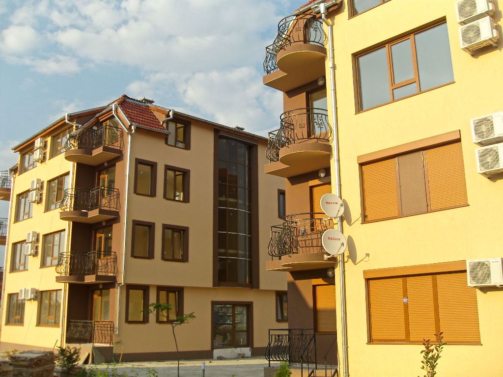 Напълно обзаведен двустаен апартамент на 200 м от плажа в Равда – тишина, зеленина и комфорт в малък комплекс