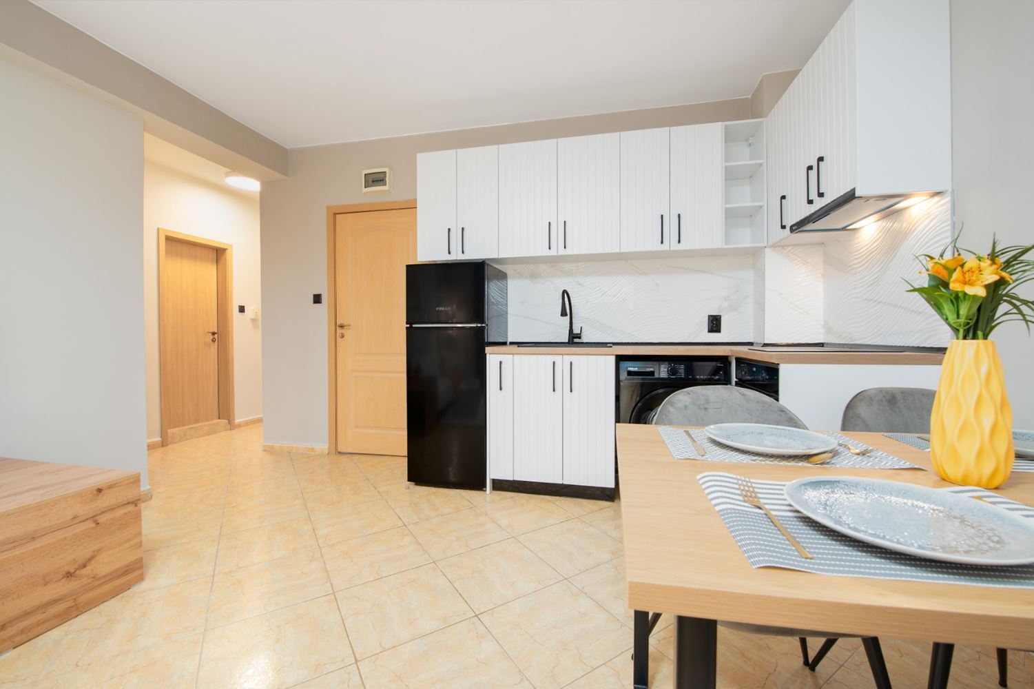 Стилно реновиран тристаен апартамент с две спални в поддържан комплекс в Слънчев бряг – комфорт, спокойствие и отлична локация