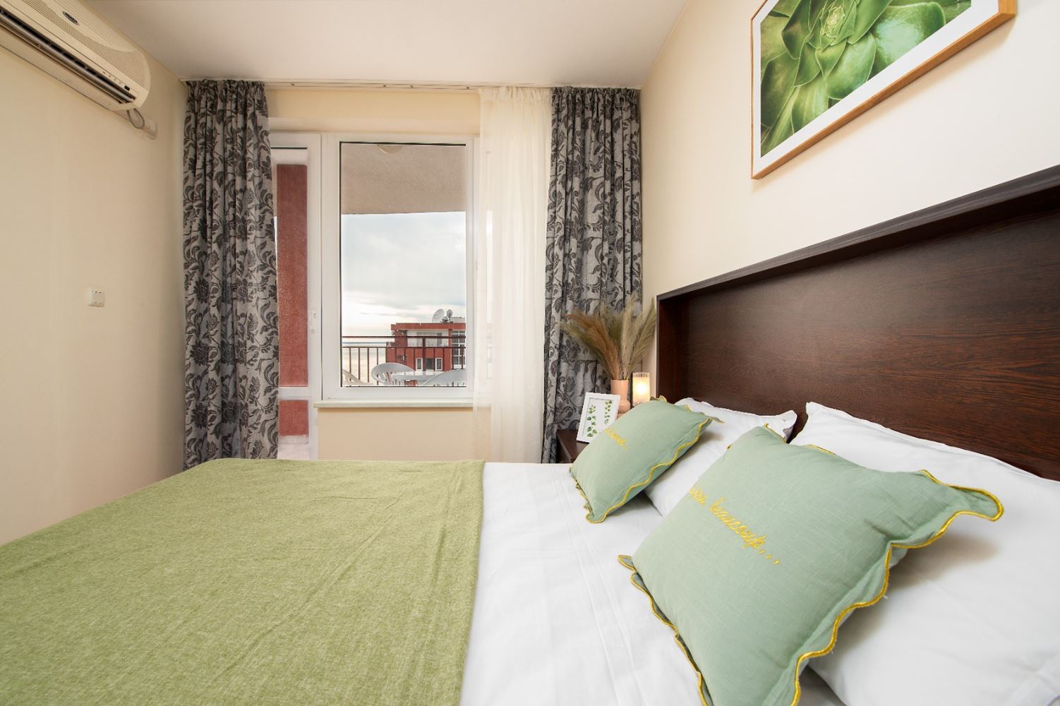 Стилен тристаен апартамент на първа линия с директна гледка море в Свети Влас – простор, лукс и пълни удобства