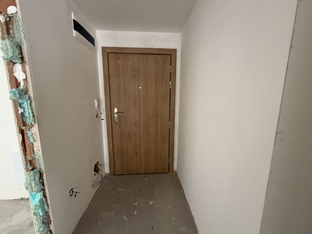 Тристаен апартамент с двор и две паркоместа в нова луксозна сграда в сърцето на Бургас