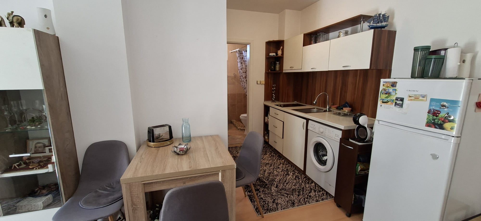 Просторен и светъл двустаен апартамент в поддържан комплекс близо до Слънчев бряг 