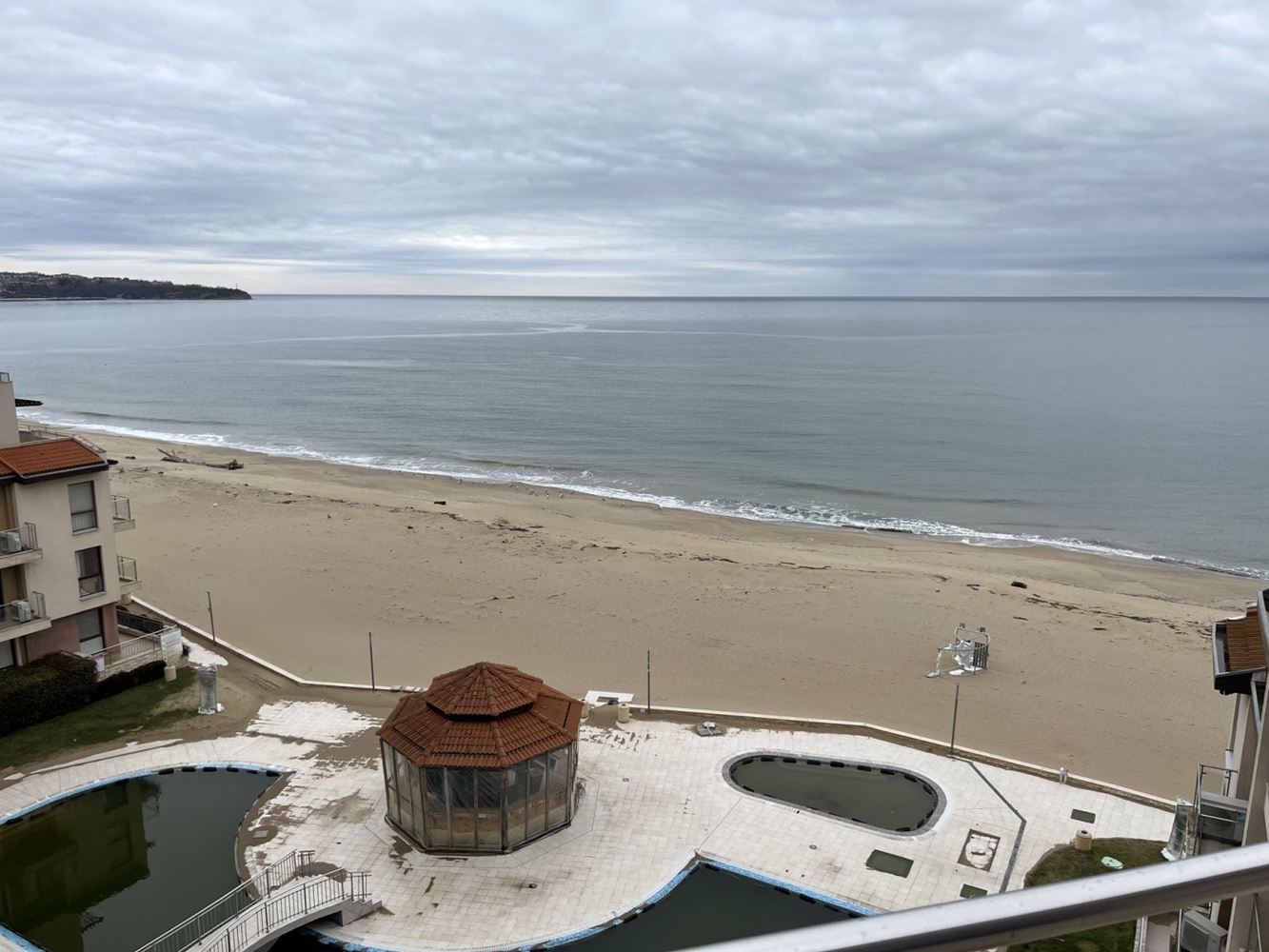 Обзор - обзаведен двустаен апартамент на първа линия с панорамна гледка към морето