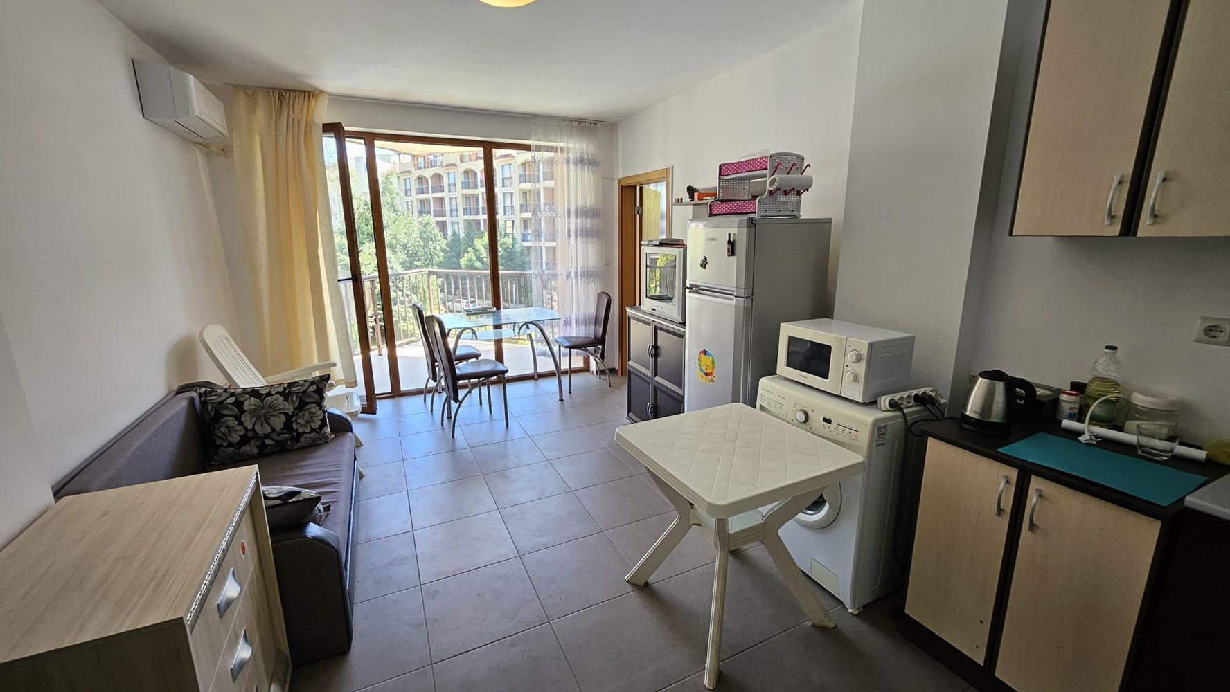 Апартамент в комплекс на Слънчев бряг с басейн, ресторант и ниска такса поддръжка 