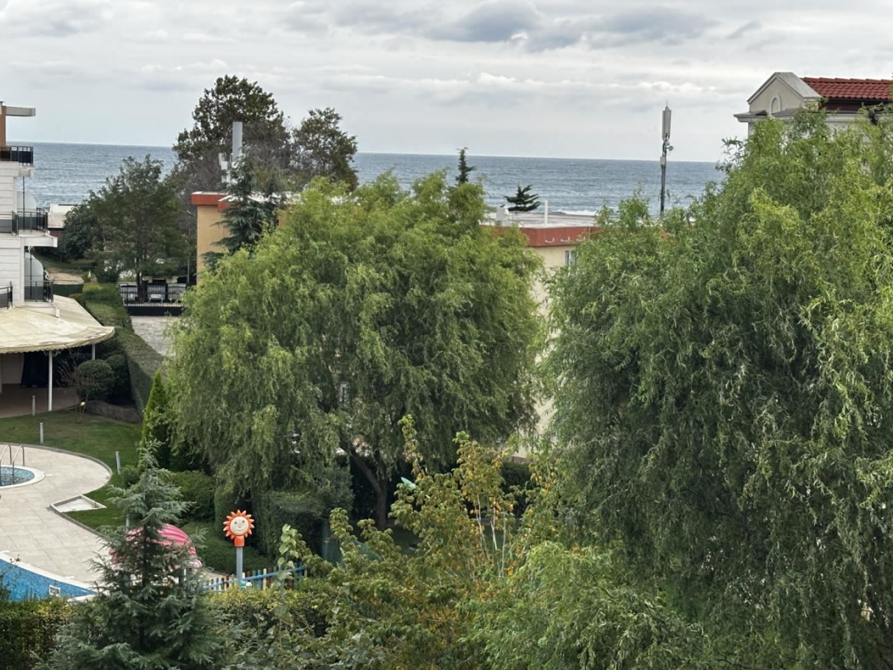 Морска панорама и чар – обзаведен апартамент с една спалня на първа линия в Созопол