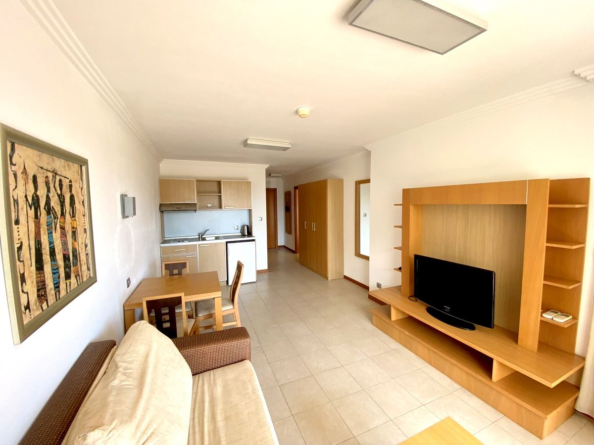 Просторен двустаен апартамент на първа линия в Равда – лукс, природа и впечатляваща гледка към басейна