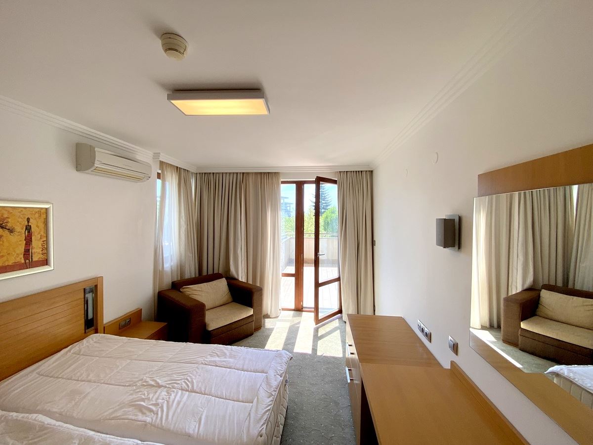 Просторен двустаен апартамент на първа линия в Равда – лукс, природа и впечатляваща гледка към басейна