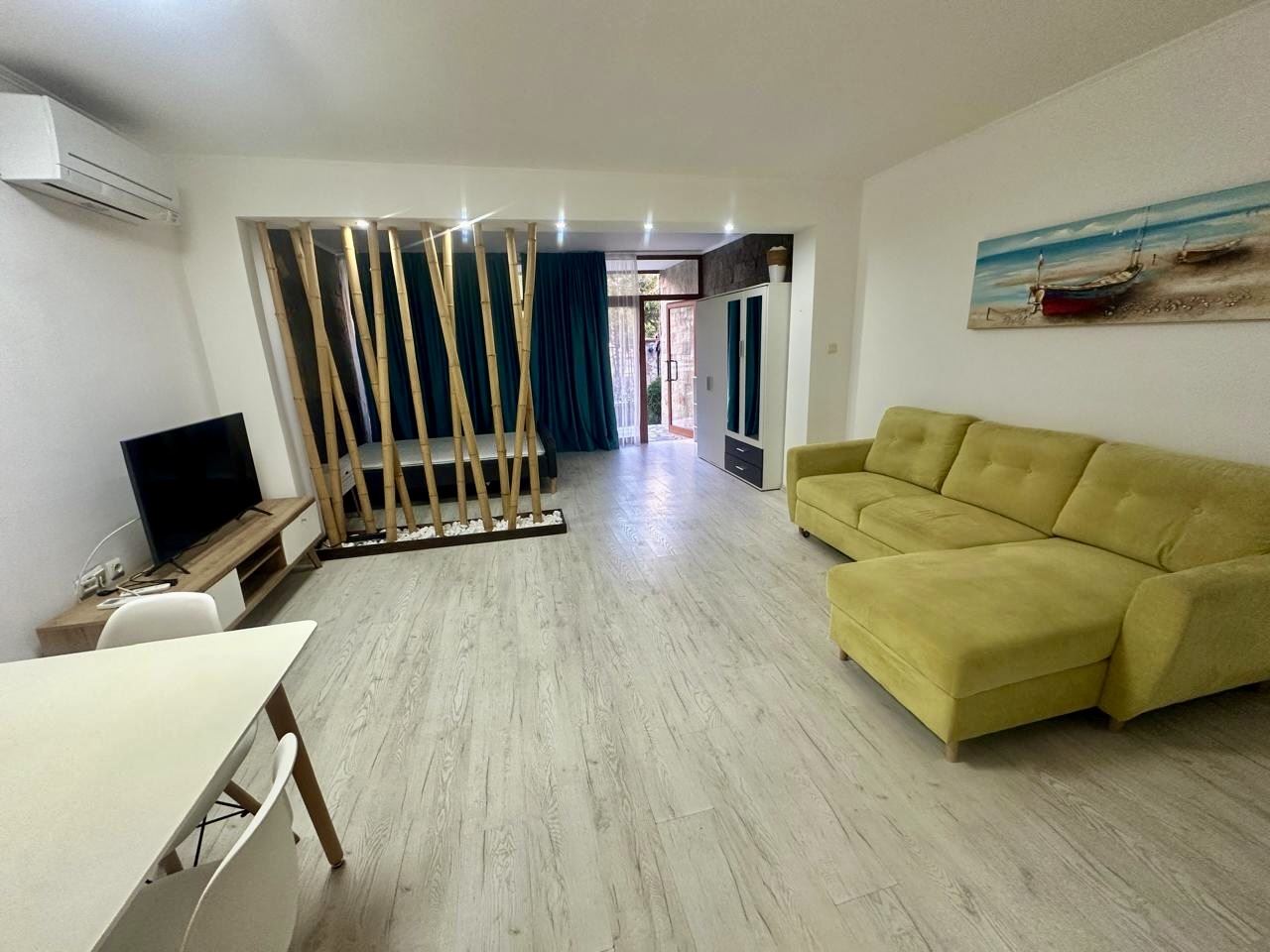 Просторно студио на партер с тераса и възможност за двустаен апартамент – само на 300 м от морето