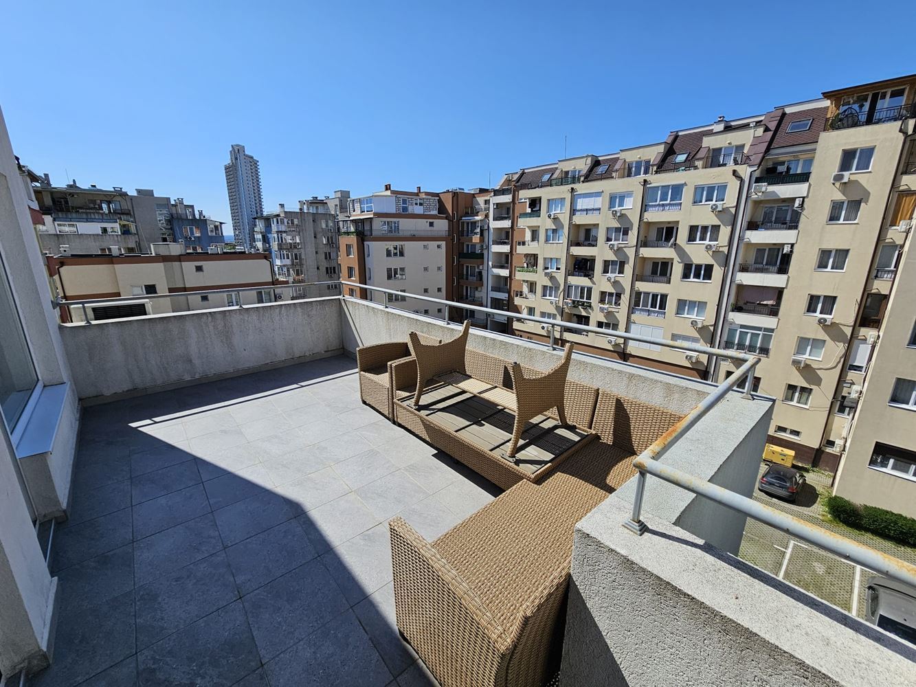 Просторен и светъл тристаен апартамент с две големи тераси в Меден Рудник – идеален за семейство или инвестиция