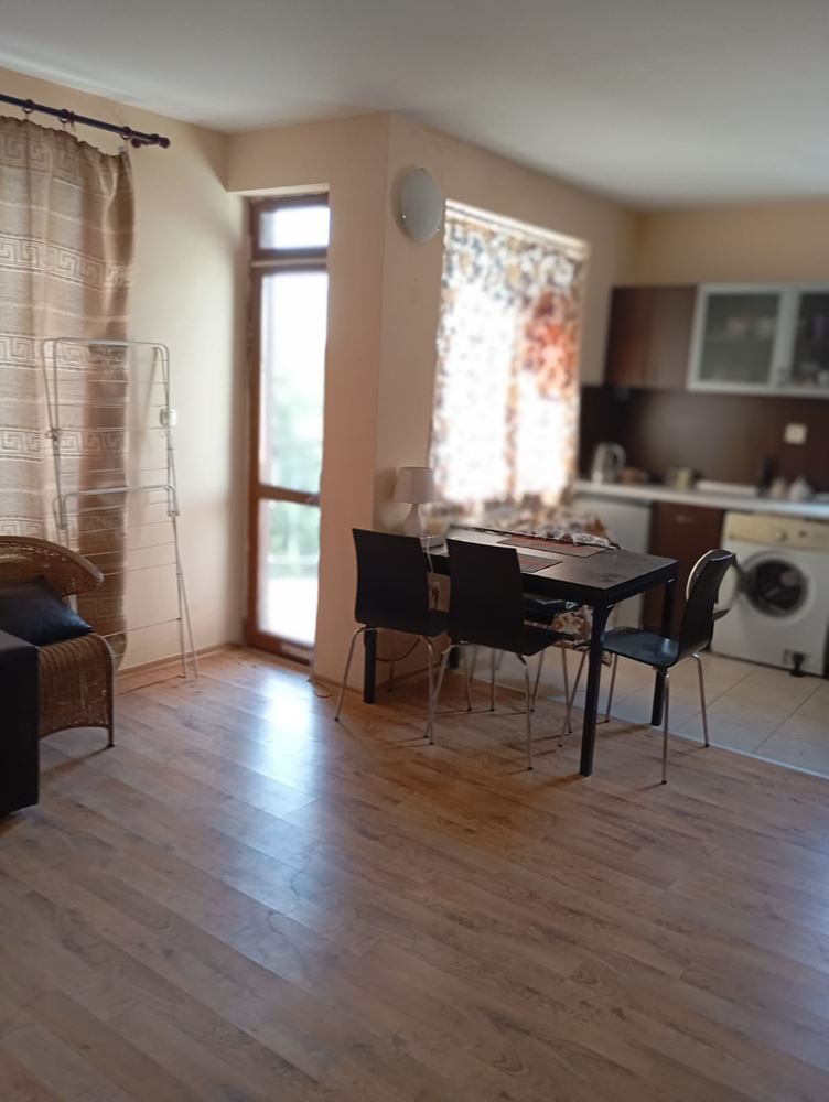 Напълно обзаведен двустаен апартамент на 200 м от плажа в Равда – тишина, зеленина и комфорт в малък комплекс