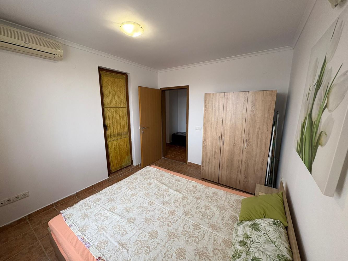 Поморие - просторен тристаен апартамент на първа линия с морска гледка, ниска такса поддръжка 