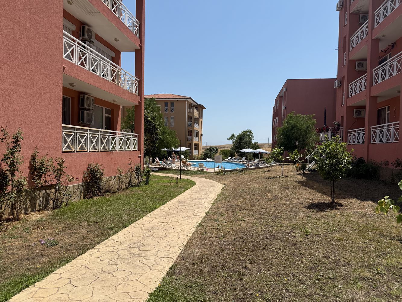 Обзаведен двустаен апартамент с гледка към басейна в района на Слънчев бряг