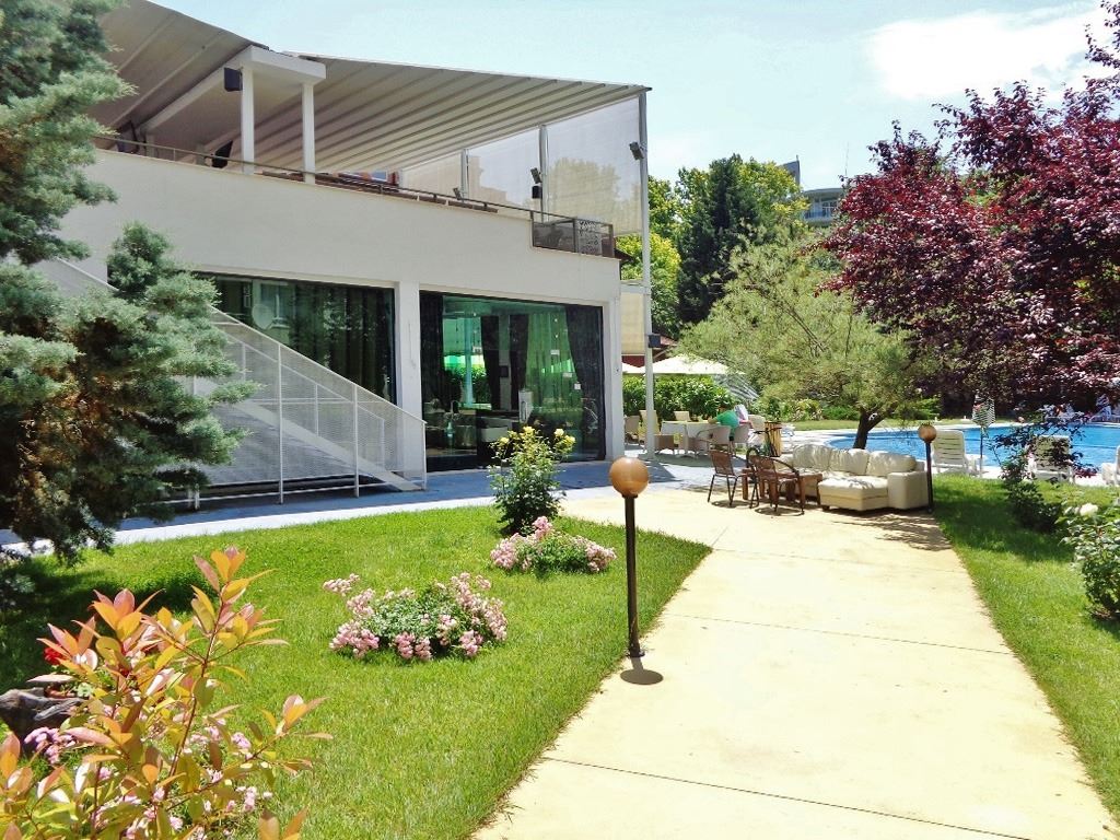 Слънчево и просторно студио с морска гледка в Равда – на 100 м от плажа, в поддържан комплекс с басейн и зеленина