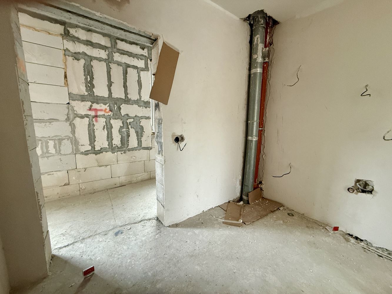 Просторно студио с морска панорама в Свети Влас – готово за завършване по ваш вкус