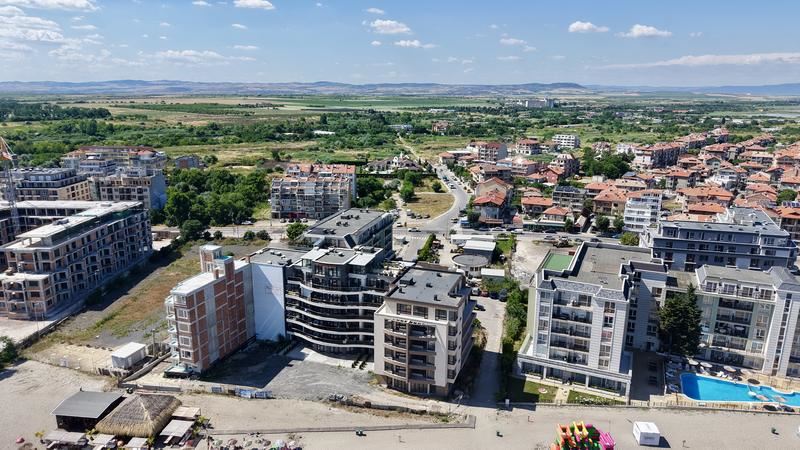 Тристаен апартамент с фронтална морска панорама в Поморие – първа линия море, южен плаж и без такса поддръжка!