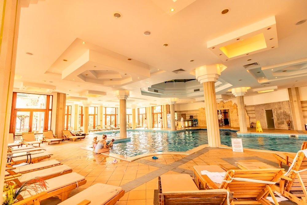 Просторен двустаен апартамент на първа линия в Равда – лукс, природа и впечатляваща гледка към басейна