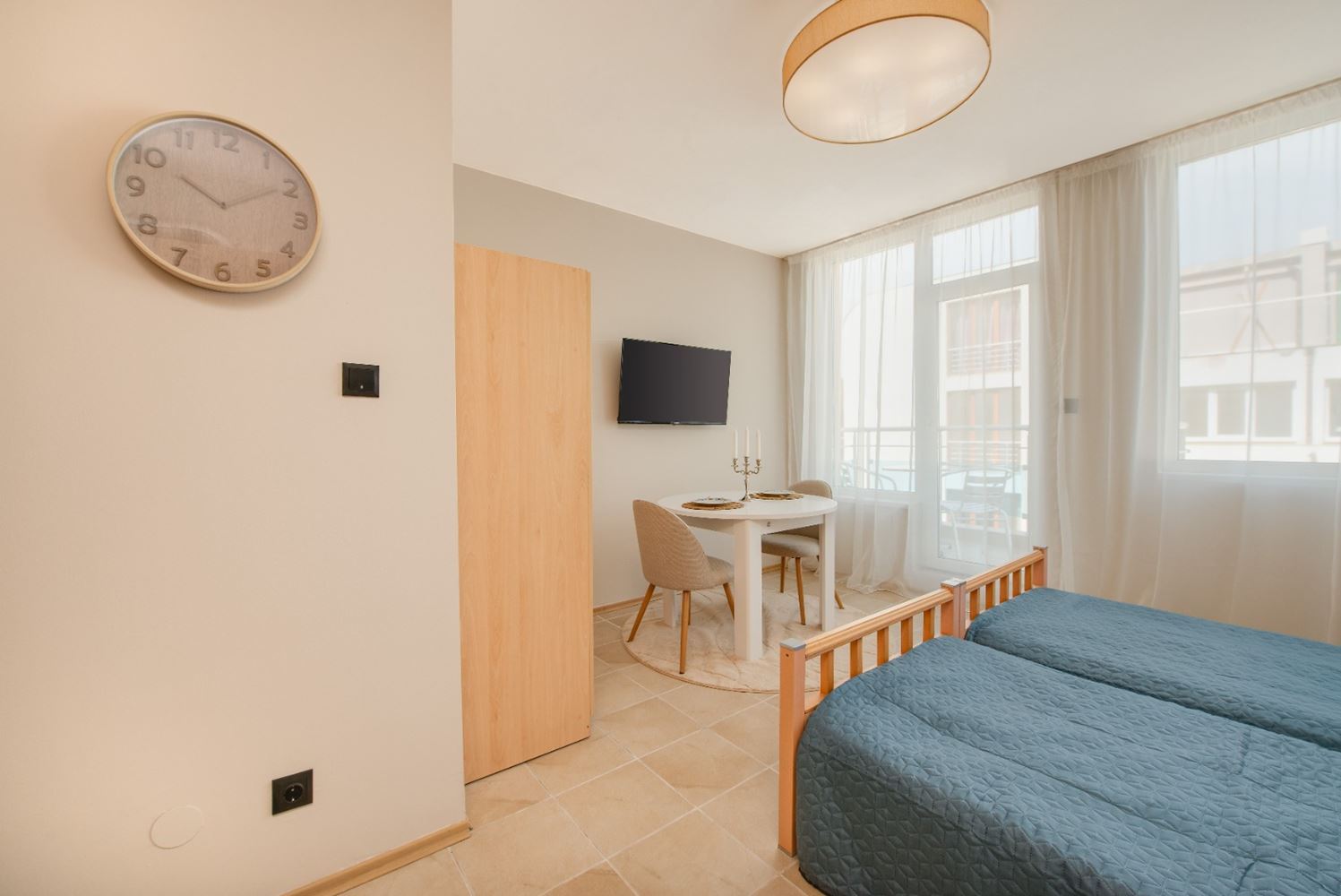 Слънчево и просторно студио с морска гледка в Равда – на 100 м от плажа, в поддържан комплекс с басейн и зеленина