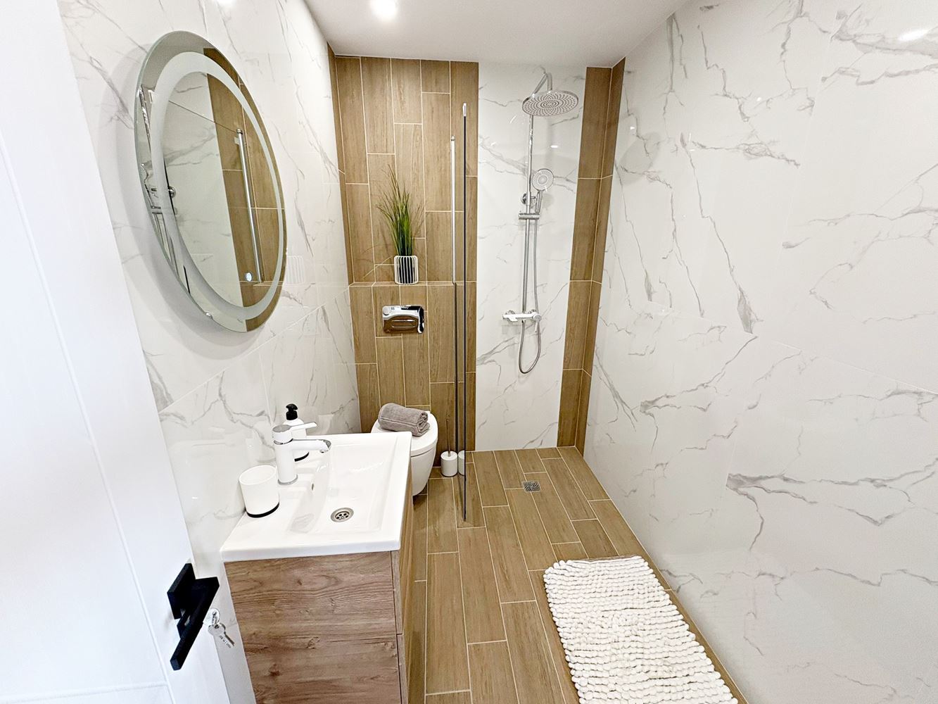 Две независими жилищни пространства с морска гледка в центъра на Свети Влас – дизайнерски интериор и собствено паркомясто