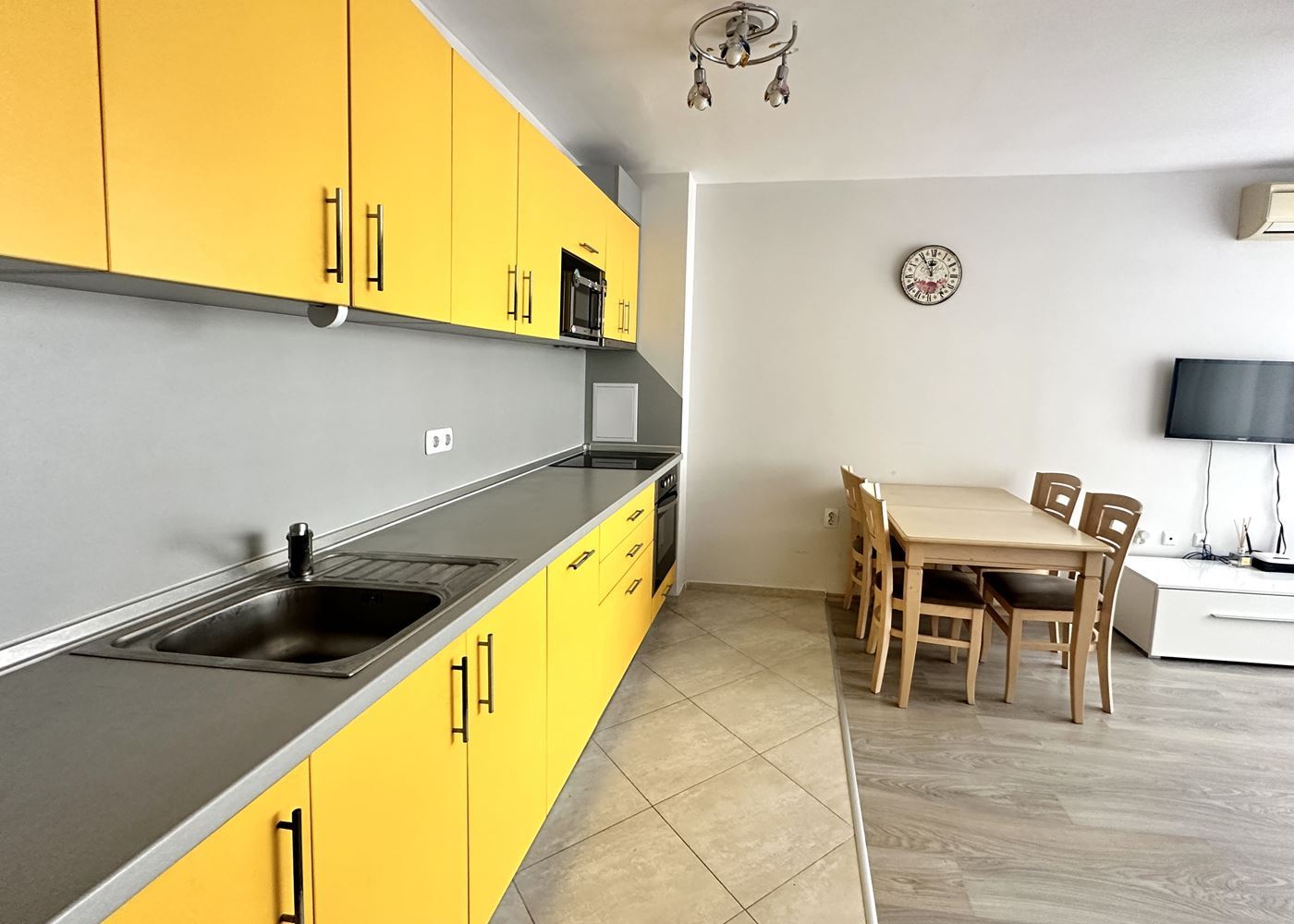 Двустаен апартамент на 100 м от плажа в Поморие – комфорт, удобство и морска гледка