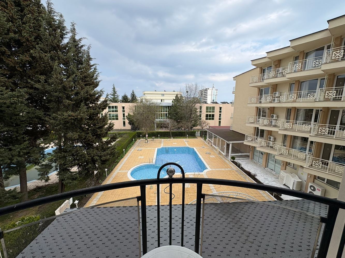 Просторен тристаен апартамент с отлични удобства и готов за нанасяне – перфектна инвестиция и комфортно жилище