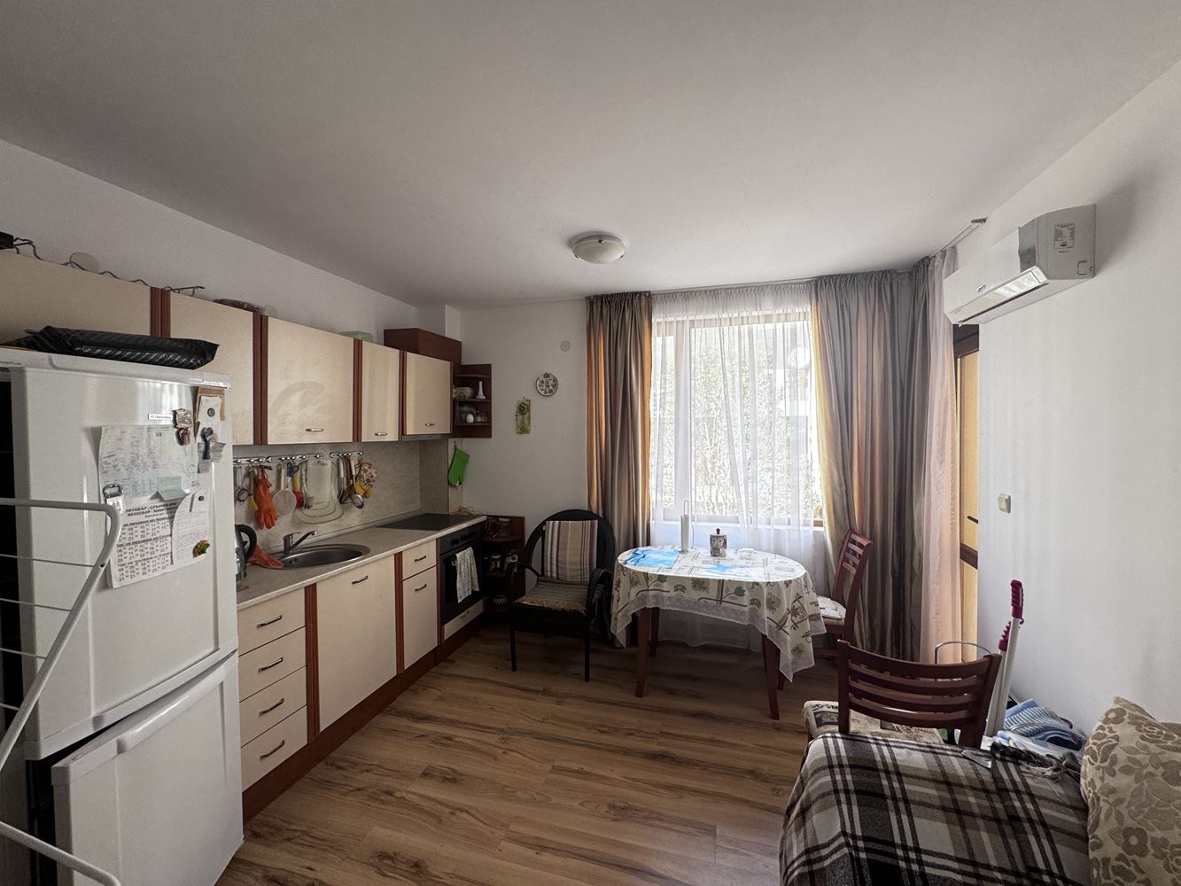 Двустаен апартамент с директен достъп до басейн в комплекс „Викторио“, Свети Влас – комфорт и ваканционно усещане