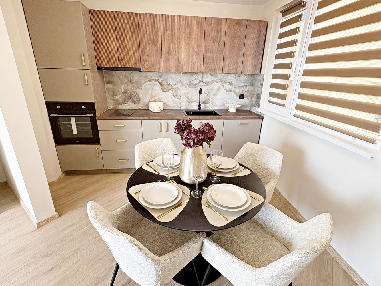 Две независими жилищни пространства с морска гледка в центъра на Свети Влас – дизайнерски интериор и собствено паркомясто