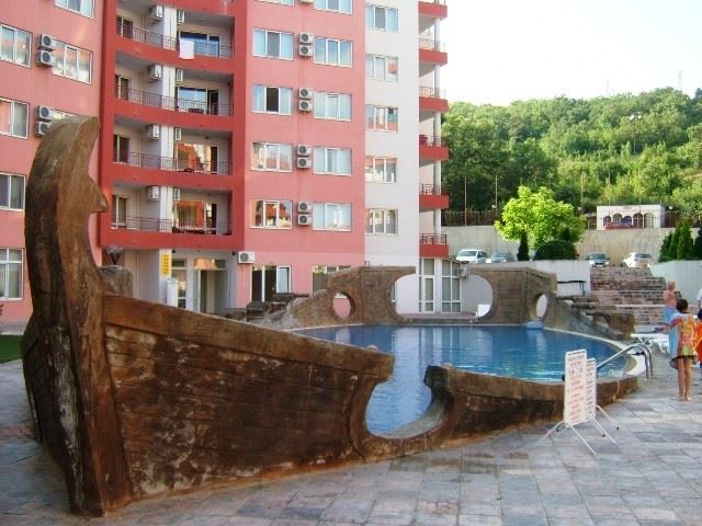 Двустаен апартамент на първа линия море в охраняем комплекс в Елените