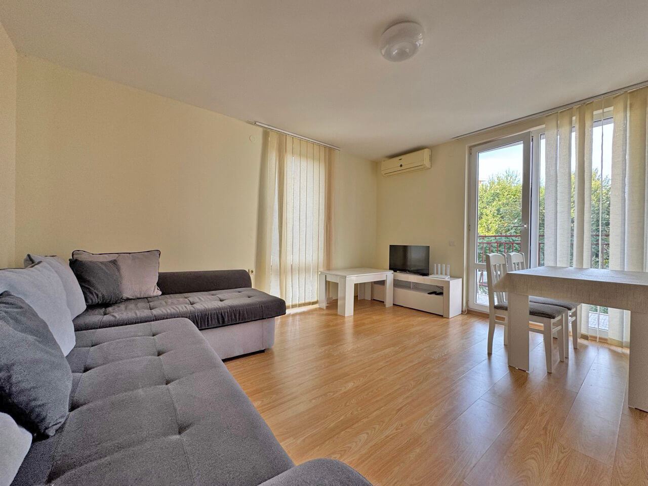 Готов за нанасяне!  Двустаен апартамент в атрактивен комплекс в Свети Влас  