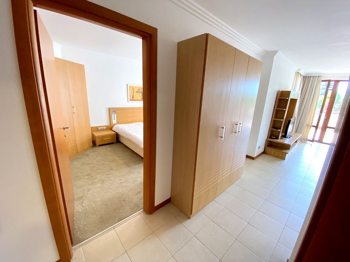 Просторен двустаен апартамент на първа линия в Равда – лукс, природа и впечатляваща гледка към басейна