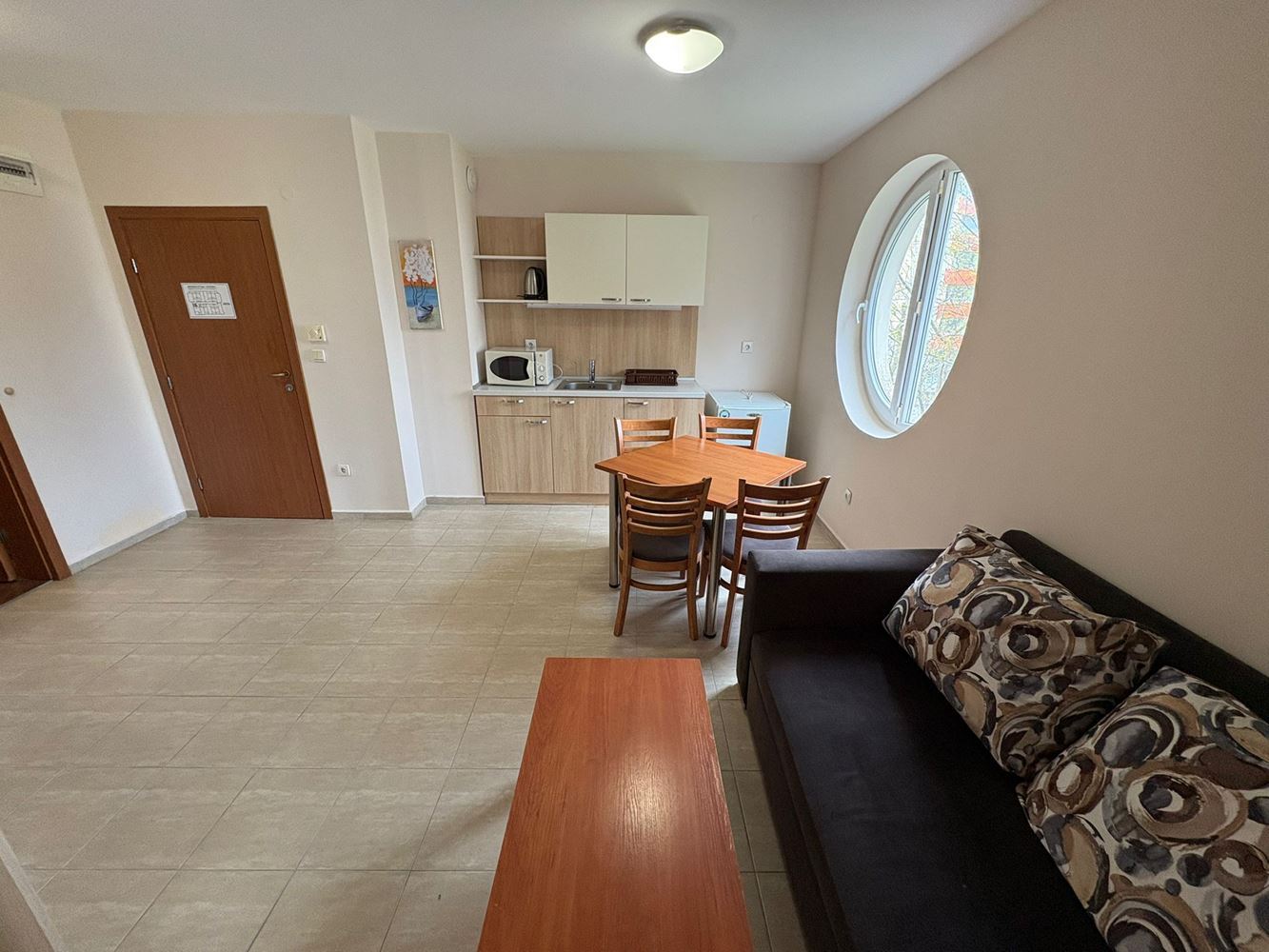 Просторен тристаен апартамент с отлични удобства и готов за нанасяне – перфектна инвестиция и комфортно жилище