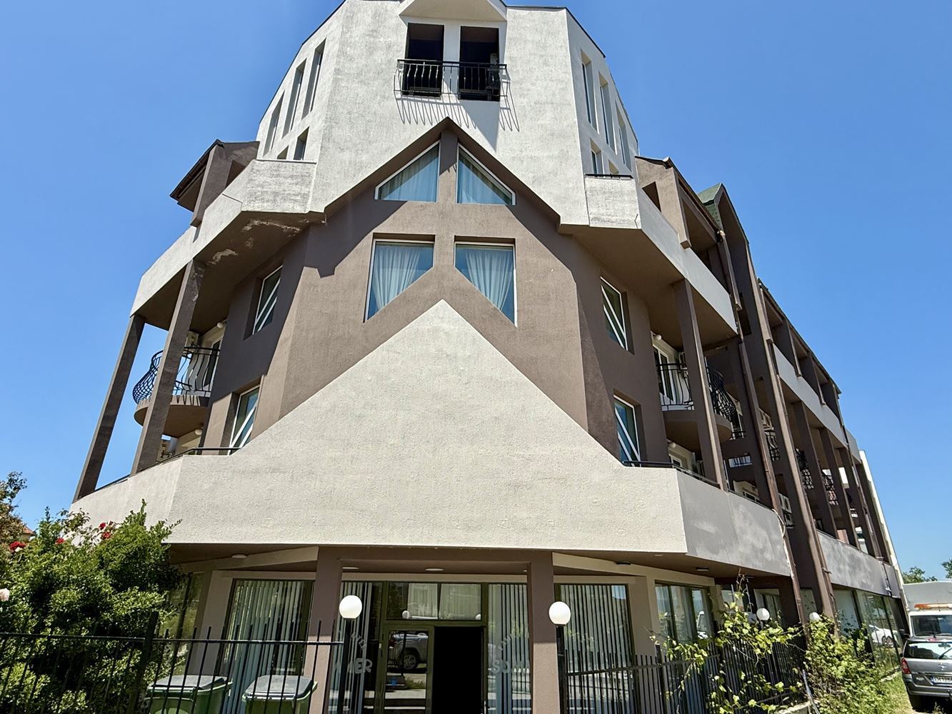 Просторен двустаен апартамент в тиха и привлекателна локация в Равда