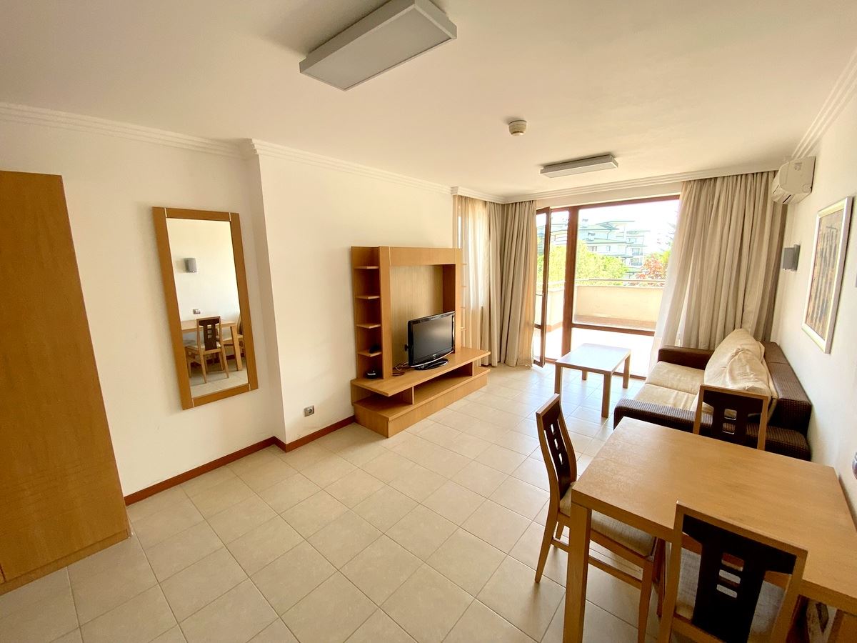 Просторен двустаен апартамент на първа линия в Равда – лукс, природа и впечатляваща гледка към басейна