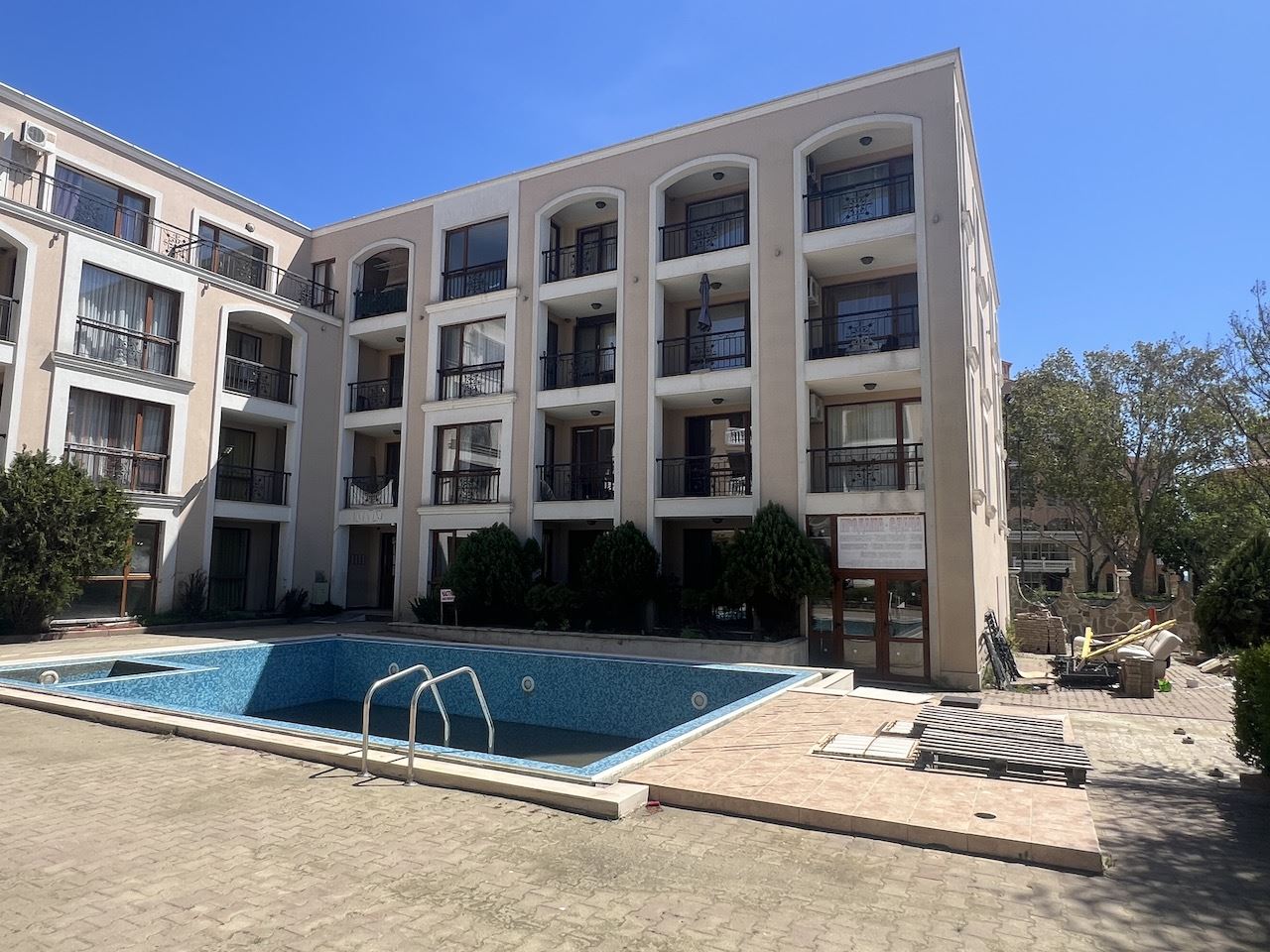 Уютно студио в сърцето на Елените – само на минути от плажа, в затворен комплекс с басейн и отлични удобства