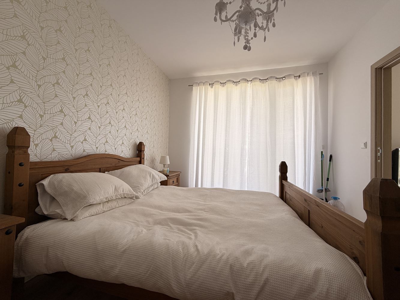 Тристаен апартамент с панорамна тераса в покрайнините на Слънчев бряг – уют, тишина и стил