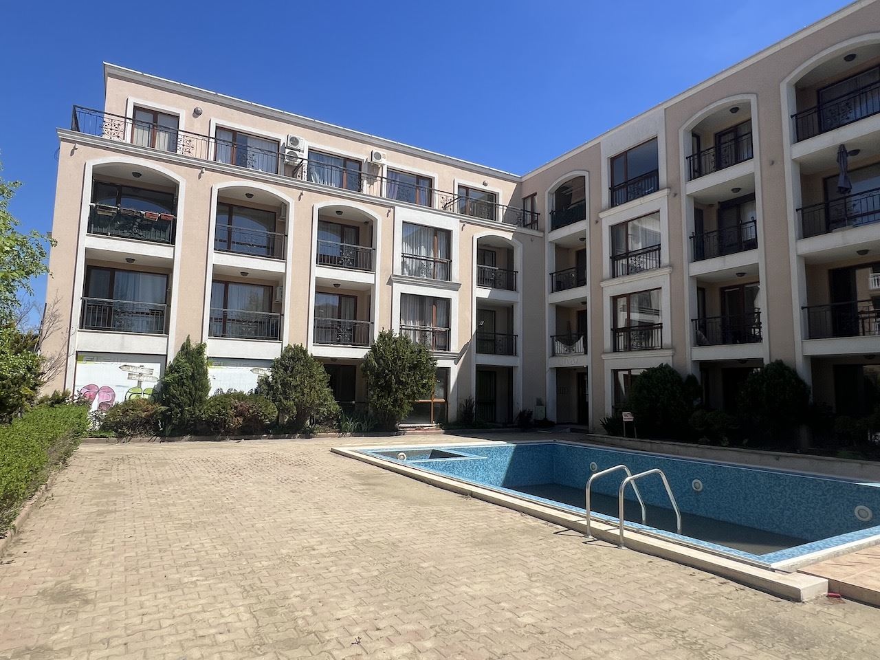 Уютно студио в сърцето на Елените – само на минути от плажа, в затворен комплекс с басейн и отлични удобства