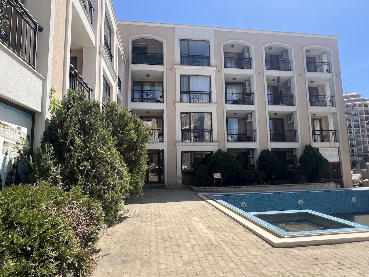 Уютно студио в сърцето на Елените – само на минути от плажа, в затворен комплекс с басейн и отлични удобства