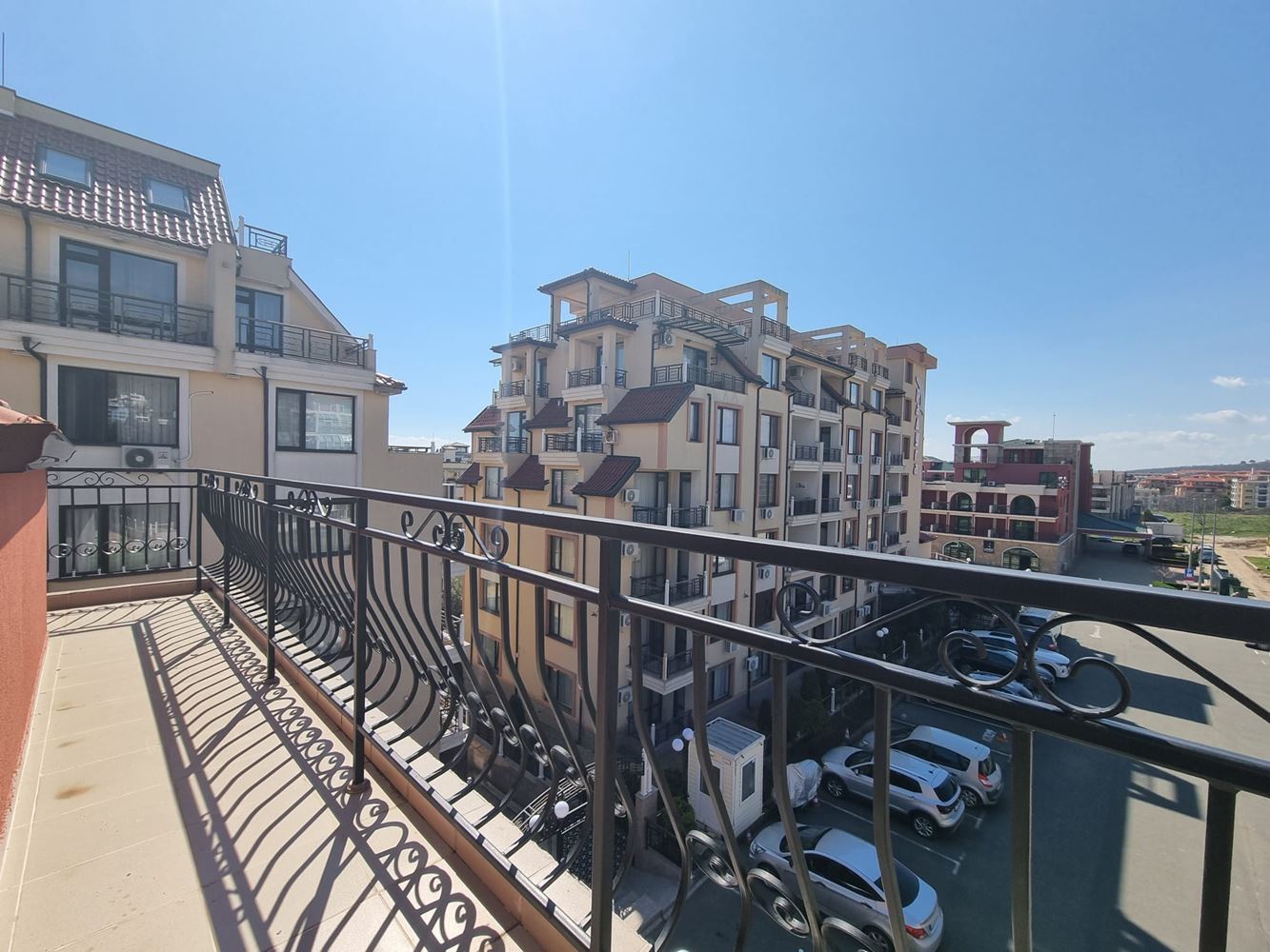 Светъл и модерен апартамент с отлична локация – съчетание на комфорт, природа и морски дух