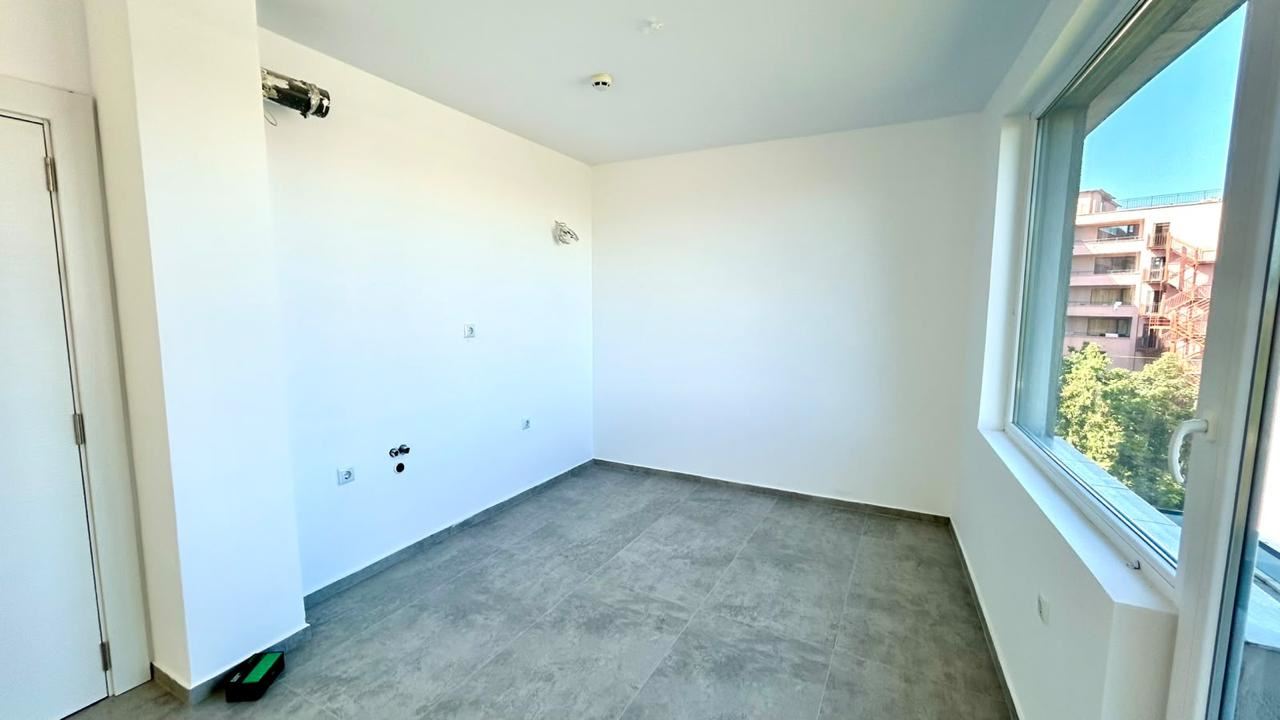Първа линия в Слънчев бряг – просторен двустаен апартамент с гледка към морето, планината и града