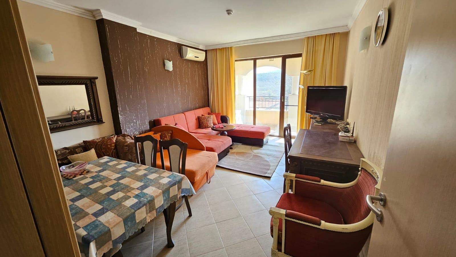 Просторен двустаен апартамент на първа линия море в Царево с пълно обзавеждане