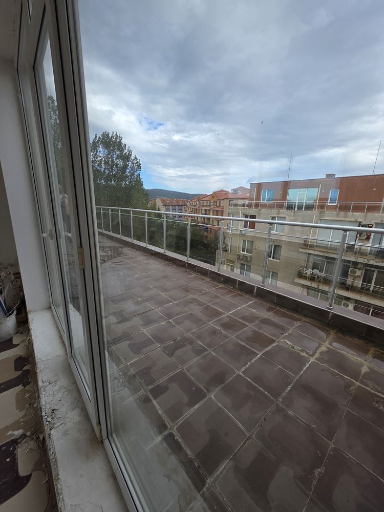 Тристаен апартамент с огромна тераса на 500 м от плажа в Слънчев бряг – 148 м² и отличен потенциал
