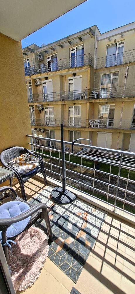 Просторен и светъл двустаен апартамент в поддържан комплекс близо до Слънчев бряг 