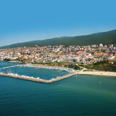 Тристаен апартамент без такса поддръжка с морска гледка в Свети Влас