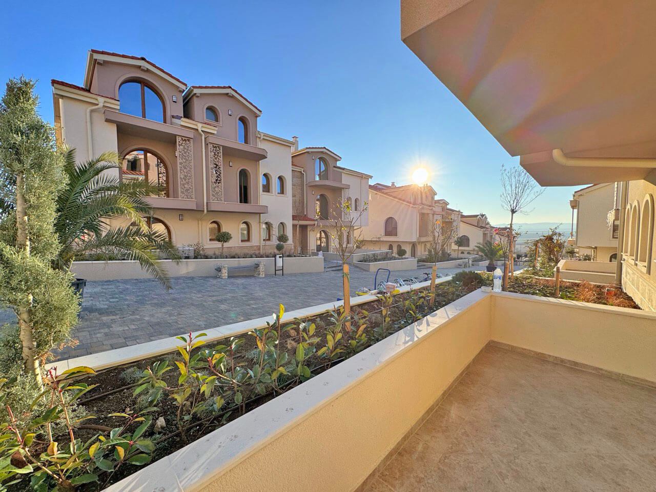 Изключителен двустаен апартамент на партер в престижен комплекс в Слънчев бряг