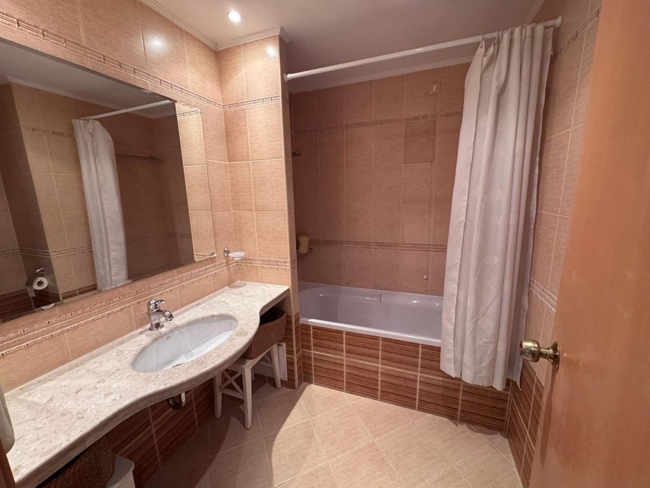 Луксозен двустаен апартамент в престижен комплекс на първа линия - комфорт, стил и безкрайни удобства