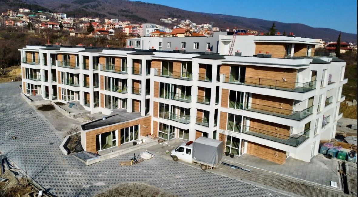 Просторно студио с морска панорама в Свети Влас – готово за завършване по ваш вкус