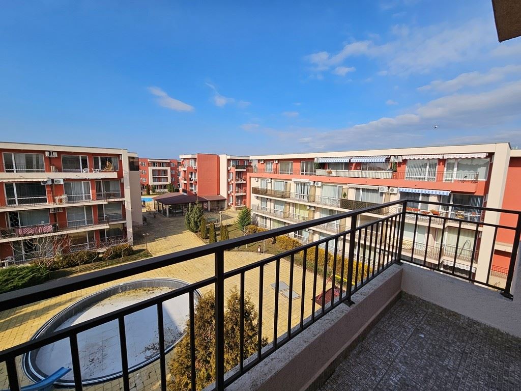 Напълно обзаведен апартамент с една спалня на последен етаж в Слънчев бряг – гледка басейн и луксозна атмосфера